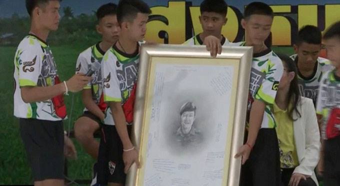 Các cầu thủ ôm bức chân dung của cựu đặc nhiệm Kuman, xung quanh là những lời cảm ơn từ 13 thành viên. Bức tranh sau này sẽ được gửi đến gia đình của cựu đặc nhiệm này