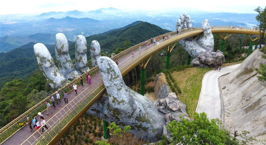 Hai bàn tay rêu phong đối lập với vẻ sang trọng của cây cầu tạo nên sự hòa hợp giữa thiên nhiên và con người