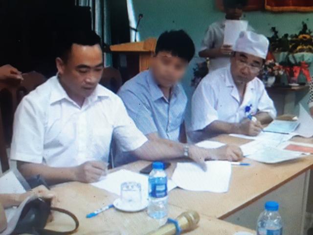 Bệnh viện và hai gia đình anh Sơn, chị Hương làm thủ tục trao lại con