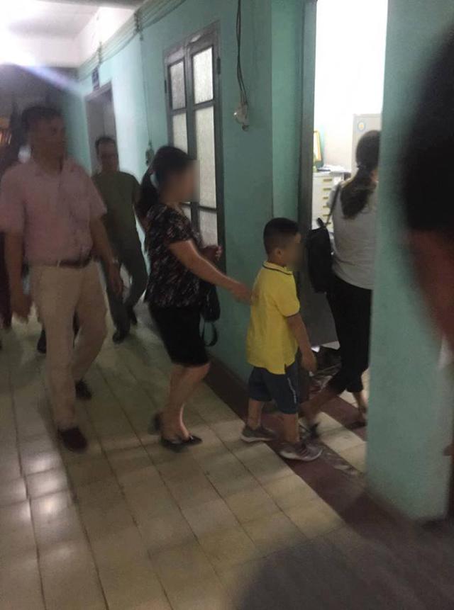 Đúng 9h, chị Hương đã đưa bé M. tới đến tiến hành các thủ tục