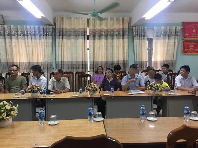 Gia đình hai bên sáng nay đã có mặt tại bệnh viện đa khoa Ba Vì để tiến hành trao trả 2 cháu bé về đúng gia đình