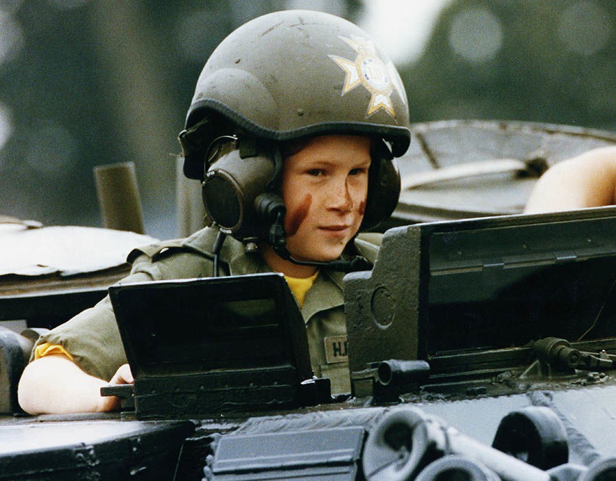 Đặc biệt, Harry có sở thích liên quan đến quân đội từ bé
