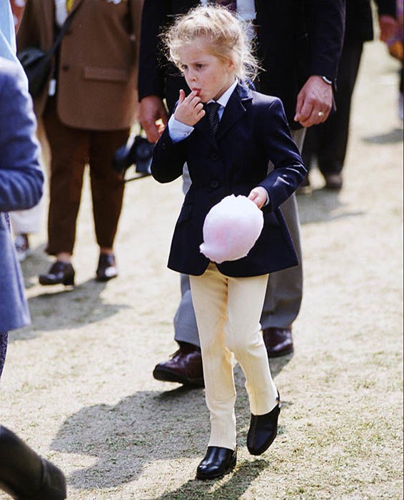 Công chúa Beatrice, con gái đầu lòng của Công tước xứ York trưởng thành dù chỉ mới là cô bé 5 tuổi.