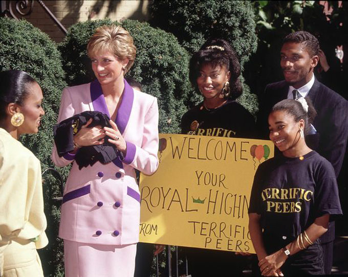 Bà Diana đến thăm Grandma's House, một trung tâm dành cho trẻ HIV ở Washington, Mỹ, năm 1990. 