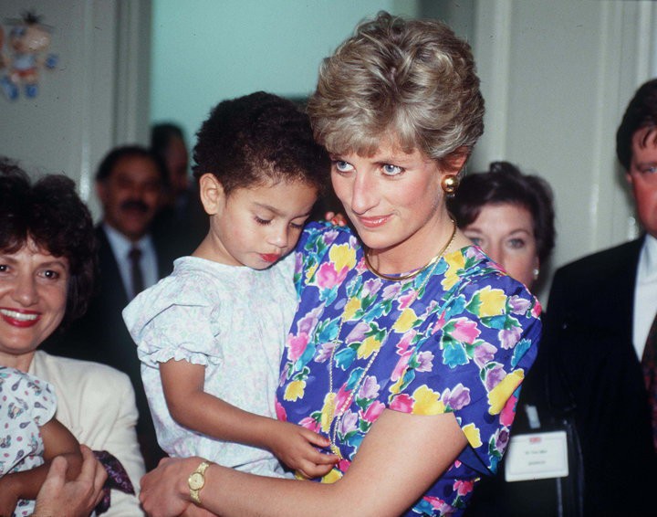 Công nương bế một em nhỏ khi tới thăm ngôi nhà dành cho những đứa trẻ bị bỏ rơi ở Sao Paulo, Brazil, năm 1991. Được biết, nhiều đứa trẻ ở đó đã bị nhiễm HIV/AIDS khiến cả thế giới bị sốc