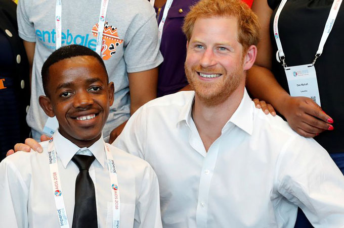 Hoàng tử Harry khoác vai một thiếu niên mắc AIDS tại tổ chức từ thiện Sentebale do anh sáng lập năm 2006.