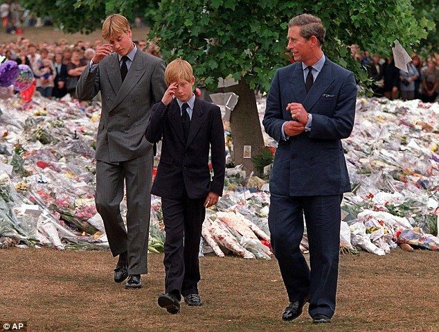 Ba cha con Thái tử Charles trong đám tang cố công nương Diana