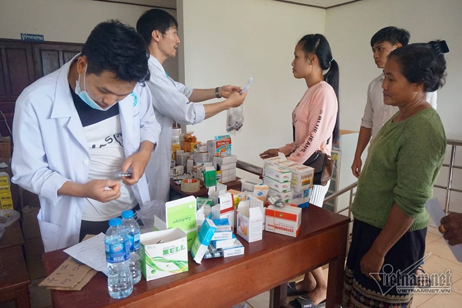 Thuốc được phát miễn phí cho người dân (ảnh: Vietnamnet)