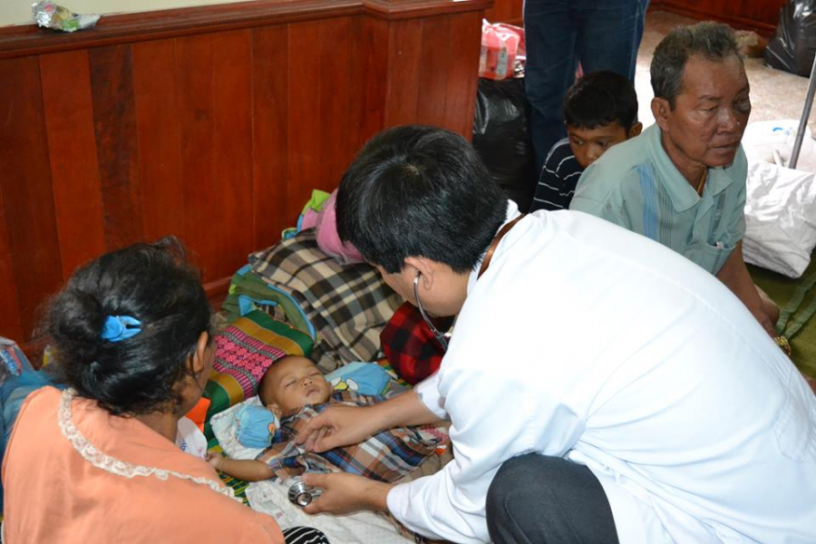 Đoàn bác sĩ Việt sang Lào thăm khám cho các nạn nhân trong sự cố vỡ đập thủy điện