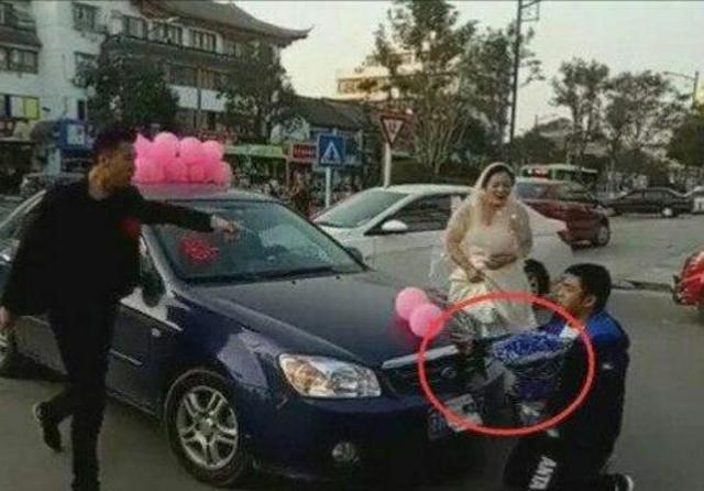 Chàng trai đã ôm bó hoa quỳ trước mũi xe để níu kéo tình cảm của cô dâu