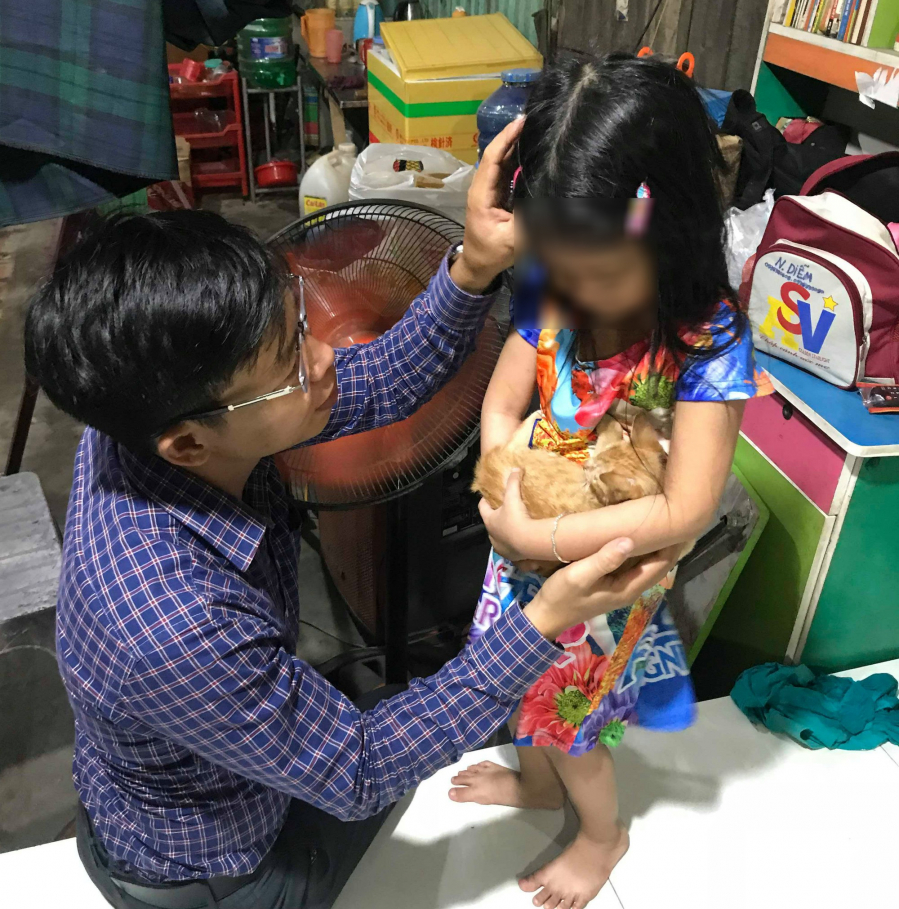 Luật sư Thanh nói chuyện với bé gái 5 tuổi bị cô tát