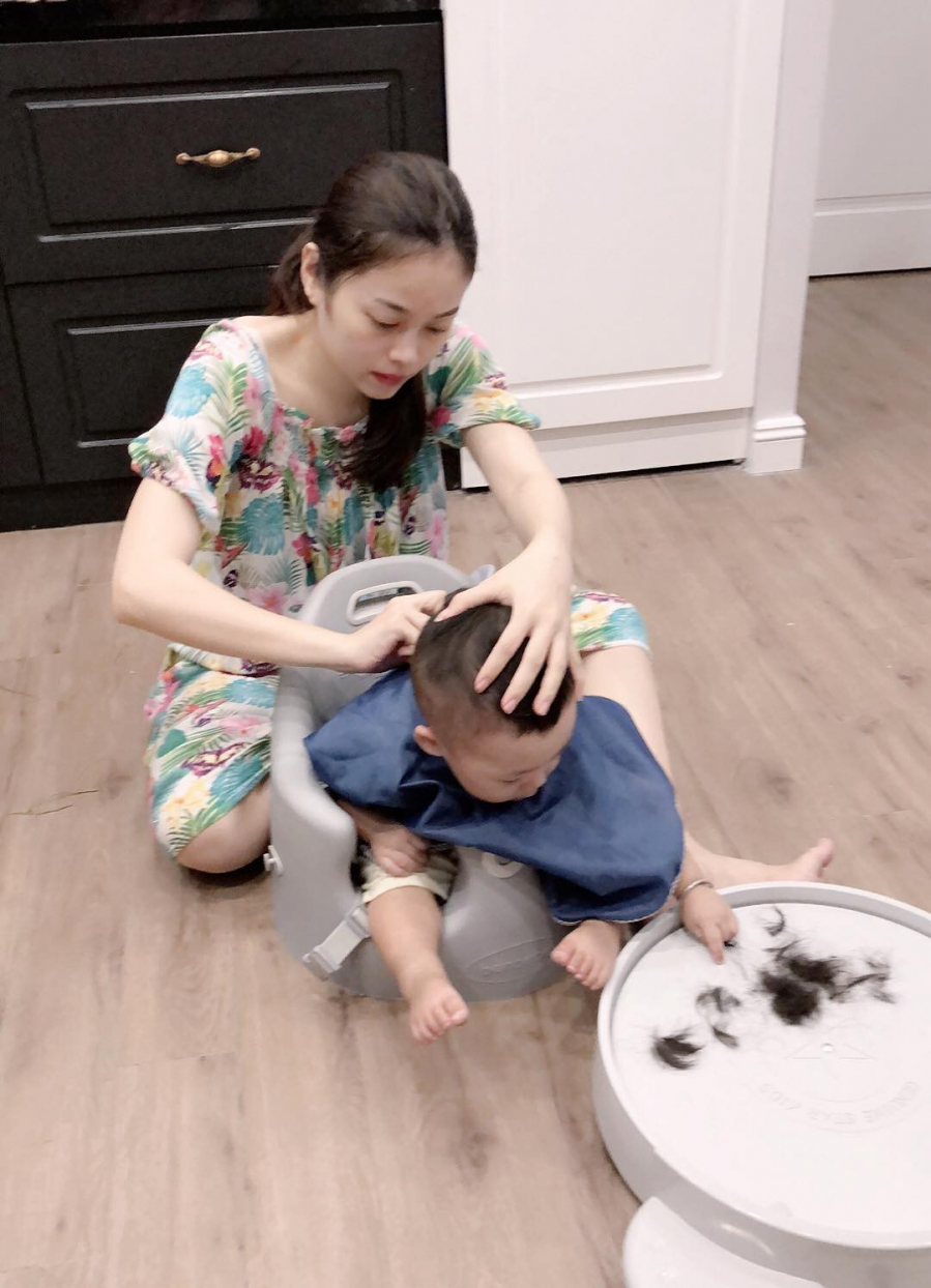 Chính tay Hằng cắt tóc cho cậu bé