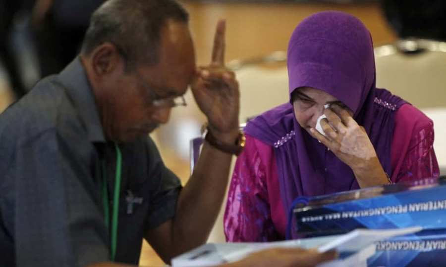 Một người thân của nạn nhân trên Mh370 rơi lệ khi nghe thông báo