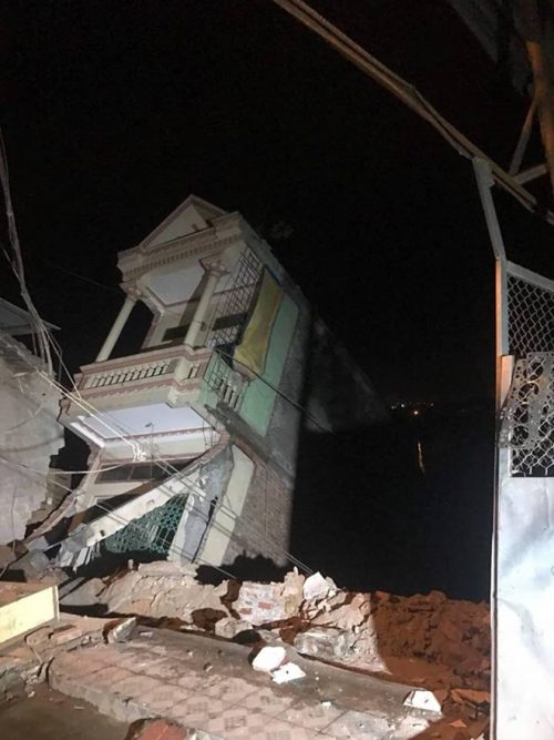 Một số ngôi nhà tại Hòa Bình bất ngờ đổ sụp trong đêm
