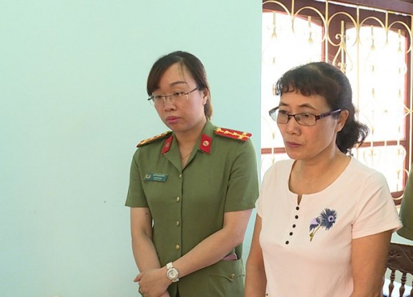 Bà Nguyễn Thị Hồng Nga tại thời điểm nghe Cơ quan ANĐT Công an tỉnh Sơn La đọc lệnh bắt. 