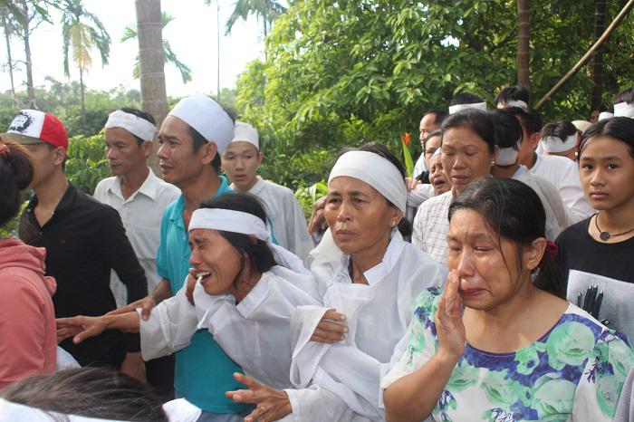 Ngày 2/8, thôn Lương Điền tiếp tục tiễn đưa 7 nạn nhân trong vụ TNGT thảm khốc ở Quảng Nam về nơi an nghỉ cuối cùng