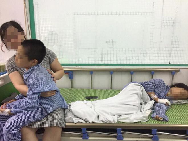 2 cháu bé bị nghi phạm cứa cổ và chém vào tay vẫn đang được điều trị tại bệnh viện
