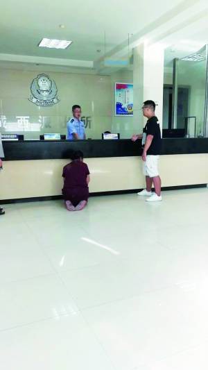 Hình ảnh người mẹ già phải quỳ gối trước sở cảnh sát để cầu xin bắt giam con trai mình khiến nhiều người đau lòng rơi nước mắt