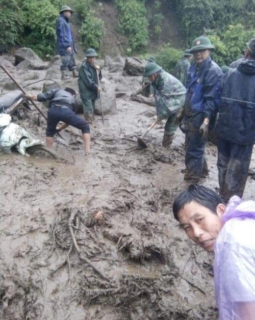 Vụ sạt lở đất ở Lai Châu khiến 12 người bị lũ cuốn, trong đó chỉ có 1 nạn nhân may mắn sống sót