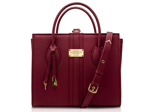 Chiếc túi xách “thuần chay” công nương Meghan Markle nhận được trong dịp sinh nhật đầu tiên kể từ khi chính thức là một thành viên hoàng gia. Chiếc túi màu đỏ burgundy thuộc thương hiệu Alexandra K có giá 292 Euro. 