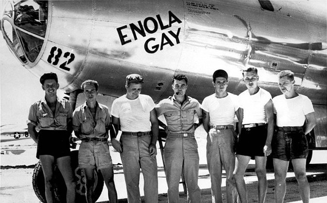 Chiếc B-29 mang tên Enola Gay và phi hành đoàn - những người thả quả bom nguyên tử