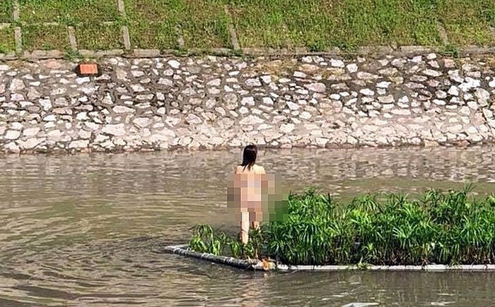 Cô gái bơi ra giữa sông Tô Lịch rồi đứng tạo dáng, nhảy nhót