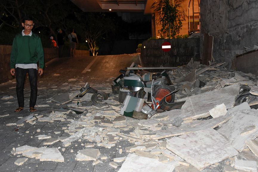 Nhiều bức tường đổ sập sau trận động đất 7 độ Richter
