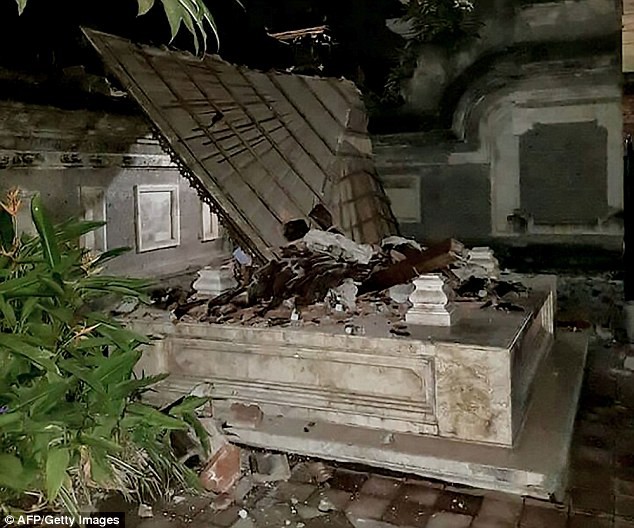  Một ngôi đền bị sập sau cơn động đất
