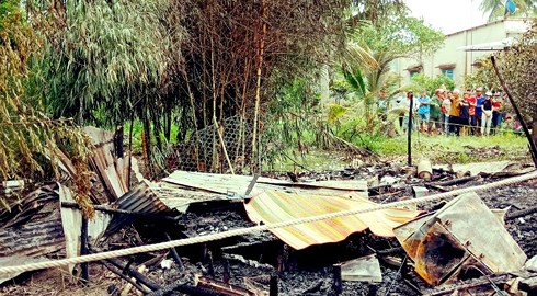Căn nhà đổ nát và bị thiêu cháy rụi trong đêm