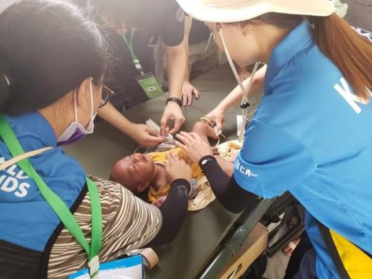 Đội ngũ tình nguyện viên y tế đã cấp cứu cho cậu bé.