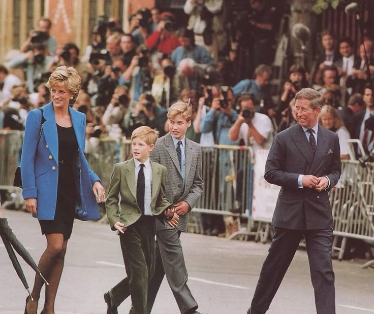 Xuất hiện ở bất cứ đâu, công nương Diana đều thanh lịch và được nhiều người chào đón. Điều này khiến Thái tử Charles 