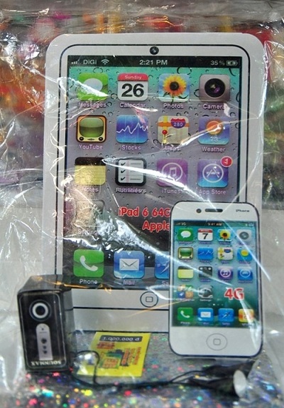Một bộ sản phẩm công nghệ gồm Iphone, ipad có giá 50.000 - 70.000 đồng.