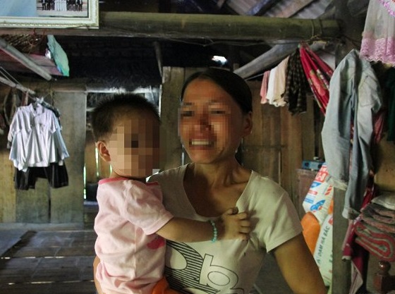 Người mẹ ôm con khóc ngặt đau đớn vì bỗng dưng đứa trẻ 18 tháng nhiễm HIV