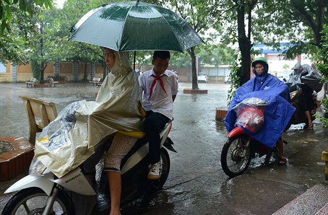 Tùy vào tình hình mưa bão, các trường sắp xếp cho học sinh lùi giờ học hoặc nghỉ học nếu cần thiết