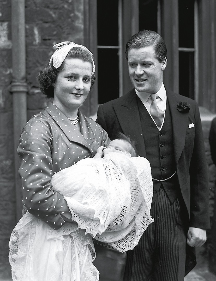 Bà Shand Kydd bế công nương Diana khi mới sinh trên tay