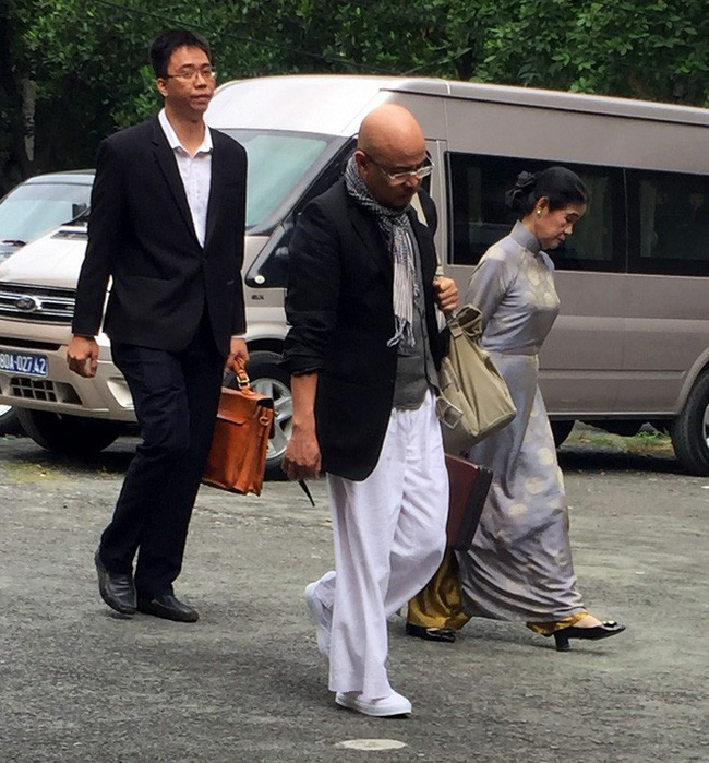 Người phụ nữ mặc áo dài xám chính là Luật sư Trường Thị Hòa, đại diện pháp lý của ông Đặng Lê Nguyên Vũ trong vụ ly hôn nghìn tỷ