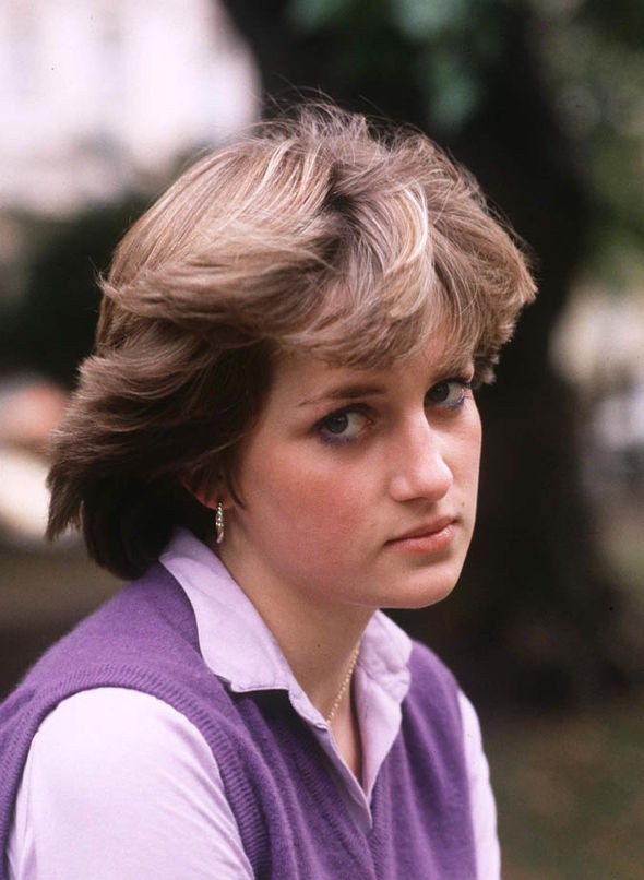 Để trở thành một phần của gia đình Hoàng gia, Công nương Diana buộc phải 'đóng kịch' trước giới truyền thông.