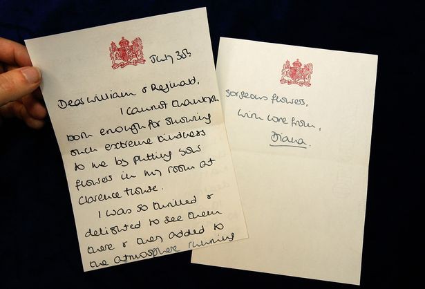 Sau đám cưới với Hoàng tử Charles vào năm 1981, Diana đã ngồi để hồi đáp 47.000 lá thư chúc mừng và 10.000 món quà cưới được gửi tới.