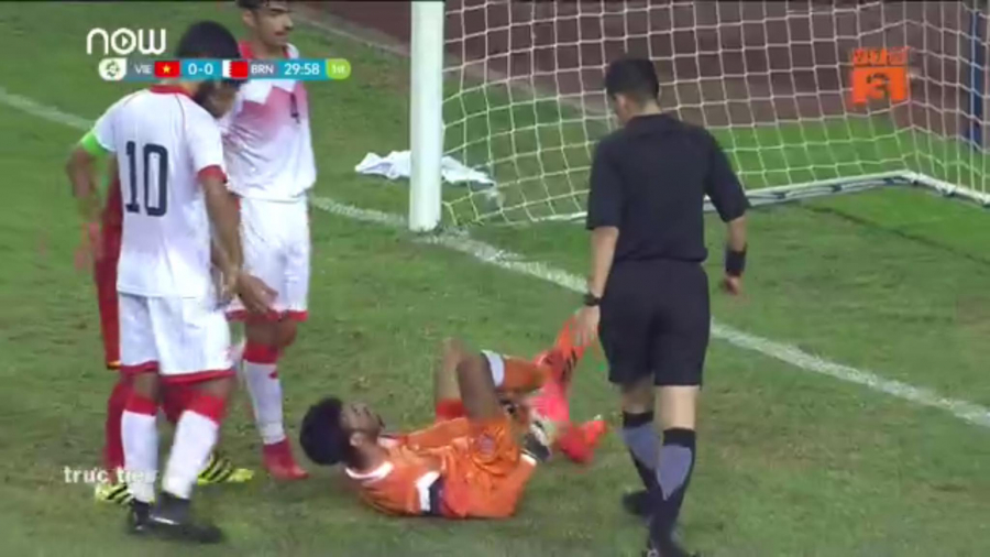 Tình huống thủ môn Bahrain muốn đưa Duy Mạnh vào bẫy nhưng bất thành.