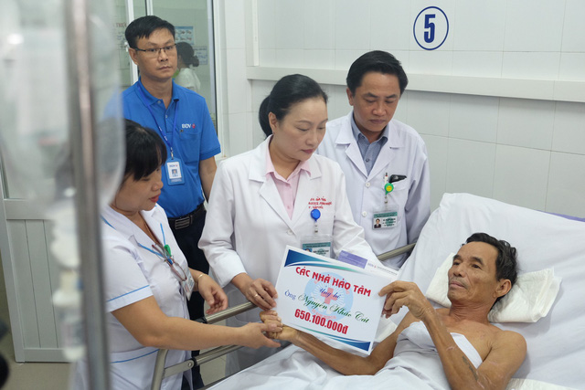 BV Đà Nẵng trao tặng bệnh nhân Cát hơn 650 triệu đồng, số tiền được các mạnh thường quân đóng góp