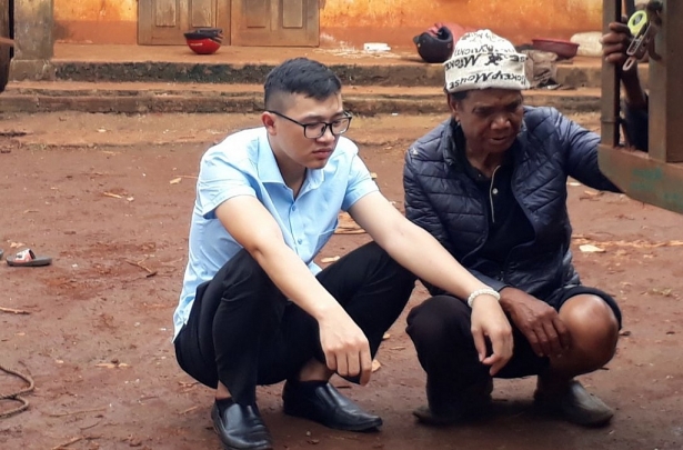Ông Pung (áo xanh bên phải) đau xót trước hành vi phạm tội của con trai