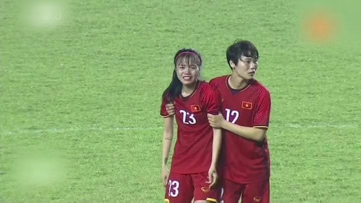 Hoàng Quỳnh bật khóc sau trận tứ kết thua tiếc nuối tại ASIAD 2018. Cô lại là 1 trong 2 người đá hỏng luân lưu khiến nỗi đau thêm nặng nề