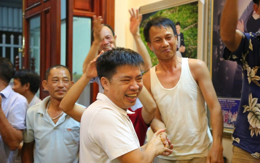 Bố Văn Toàn vui mừng khi con trai ghi bàn