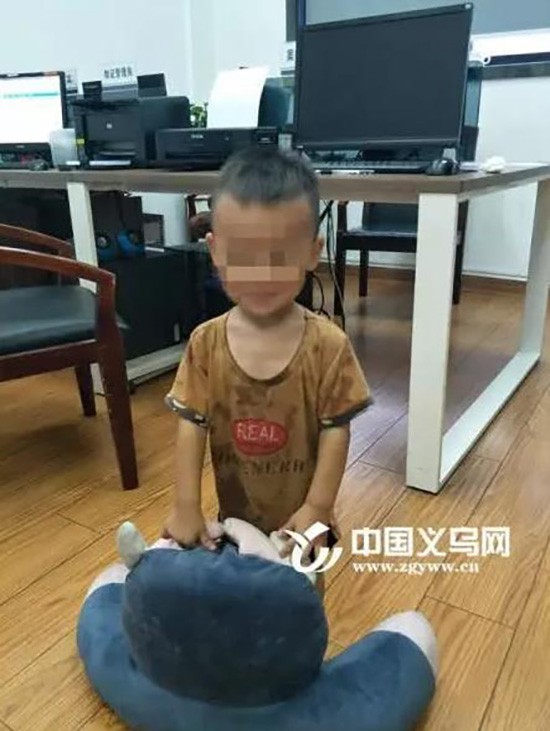 Đứa bé bị bố mang đi cầm được cảnh sát đưa về đồn và cho ăn uống.