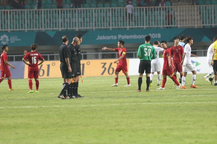 Sau thất bại trong trận đấu với Hàn Quốc, người đội trưởng yêu cầu mọi người đứng dậy, cảm ơn người hâm mộ