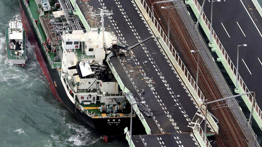Một con tàu đã va vào cây cầu nối sân bay quốc tế Kansai, tỉnh Osaka, và khu trung tâm. May mắn trên tàu khi đó không có ai