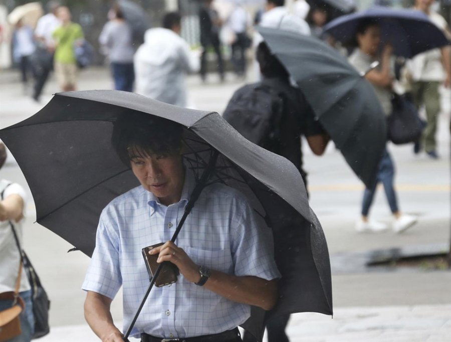 Người dân Nhật đang cố gắng đánh vật với siêu bão kinh khủng nhất trong 25 năm qua