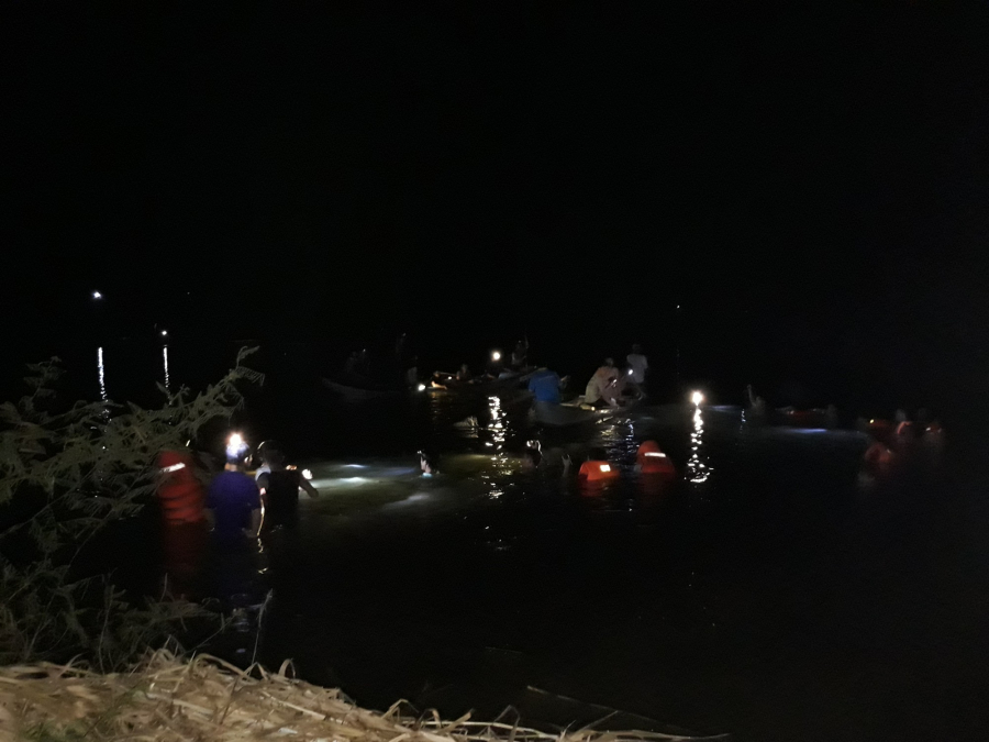 Lực lượng chức năng tỉnh Quảng Ngãi tìm kiếm thi thể học sinh chết đuối trên sông