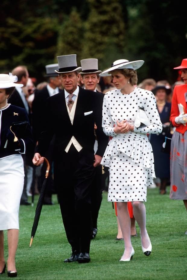 Vợ chồng Nữ hoàng Elizabeth II và Hoàng tế Phillip luôn đứng về phía con dâu khi con trai có quan hệ ngoài luồng