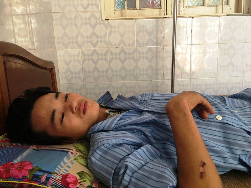 Anh Pó, nạn nhân trong lũ dữ ở Mương Lát đang được điều trị tại Bệnh viện đa khoa huyện Mường Lát